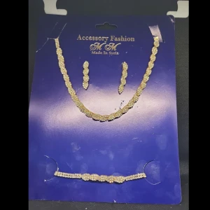 Säljer 4 olika dam smycken  - Säljer 4 olika dam smycken helt nya, örhängen, armband, halsband och en ring. Ringen kan man förstora och förminska enkelt, medela mig om det står såld jag kommer förmodligen ha fler, kika på hemsidan har fler