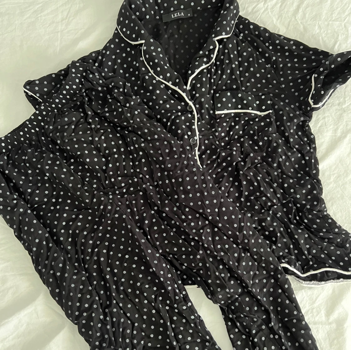 Svart pyjamas med prickar