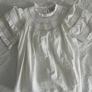 Vit blus/topp - Vit blus som är söt och kommer från andotherstories i storlek S. Så fin till allt och endast använd 1 gång så den är i nyskick ❤️pris kan diskuteras 