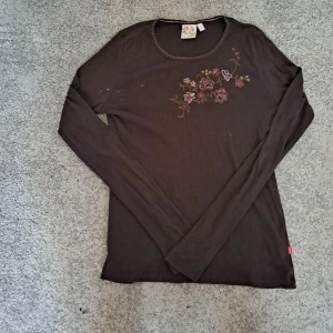 Vintage långärmad Tröja  - Jätten fin brun långärmad tröga med broderi på framsidan. Den har några bleknings fläckar lite här och där men det är inget stort. Skriv gärna vid funderingar☺️
