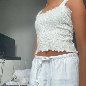 Gulligt linne - Fint linne i smock som är väldigt stretchight ifrån Kappahl😍 Helt oanvänd men lappen är borttagen!! Storlek 170 men passar XS-S