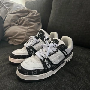 Louis Vuitton - Säljer nu mina louis vitton skor använda fåtal gånger runt 5 gånger storlek 44