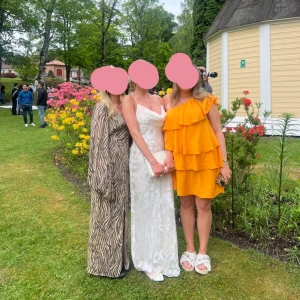 Volang klänning  - Säljer min så fina klänning till höger den oranga. Använd endast en gång. Nypris 1000kr säljer för 500kr💕helt slutsåld på hemsidan!