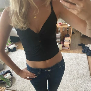 Festtröja  - Skitsnygg festtröja med cool knutdetalj, endast använd en gång 