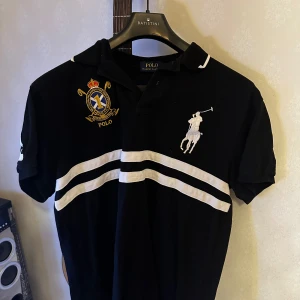 Ralph lauren piké  - Säljer den här feta (Chief keef) Raffe pikén, skick 10/10. Inga hål eller knappar som saknas, storlek xxl men sitter som L, är 185 och den passar mig perfekt. Bara att skicka ett meddelande om det är något du undrar på🤩