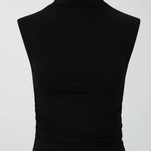 Soft touch neck top - söt ginatricot top,andvänd en gång💕inga skador.Skriv dm för mer info🤍storlek S men passar mig som har XS💕