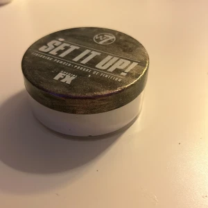 Puder  - Andvänds väl har dock målat på den med glitter😅 men den är super bra köpte för 50kr säljer för 15 då pga locket och andvändning 