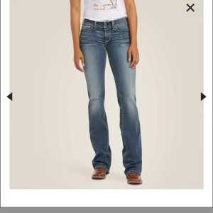 Low waist jeans  - Ett par svin snygga låg midjas jeans💕boot cut. Nypris 1100kr 💕säljs eftersom jag inte använder dem längre små skador vid fötterna men inget som syns.