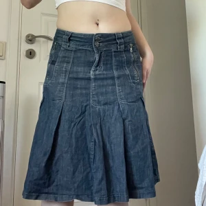 Jeanskjol  - En jävligt fin jeanskjol i mycket bra skick💙 skriv om ni har några frågor !