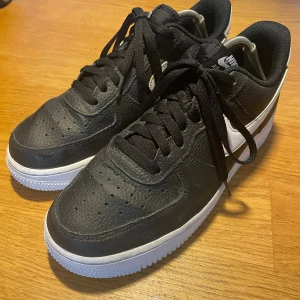 Nike Air Force 1 ‘07 - Coola, äkta och rena Nike Air Force 1 ‘07 i svart med vita detaljer. Använt ett par gånger och är i mycket bra skick! Nypris 1400kr. Tvek inte att fråga frågor, om fler bilder eller diskutera pris!🤍