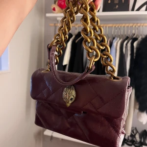 Kurt geiger väska - Hej säljer min vinröda kurt geiger väska som ej finan o köpa någonstans den är super fin men används ej längre,  den är använd fåtal gånger men den är fortfarande super fräsch och inga skador finns på väskan😙 ord pris 1721kr