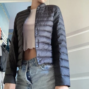  svart tunn jacka  - Säljer denna populära svarta uniqlo liknande tunnjacka som är perfekt att ha nu under kallare sommardagar. Nypris var 800kr och säljer för 400kr! Endast använt 1 gång💓
