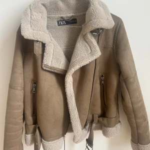 Höstjackan Zara - Fin jacka som har lite Teddy material som passar perfekt nu till hösten. Från Zara💕