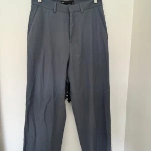 Kostymbyxor ASOS  - Gråa kostymbyxor från ASOS i storlek W30/L30 i ett bra skick. Dom är  lite större i benen. 