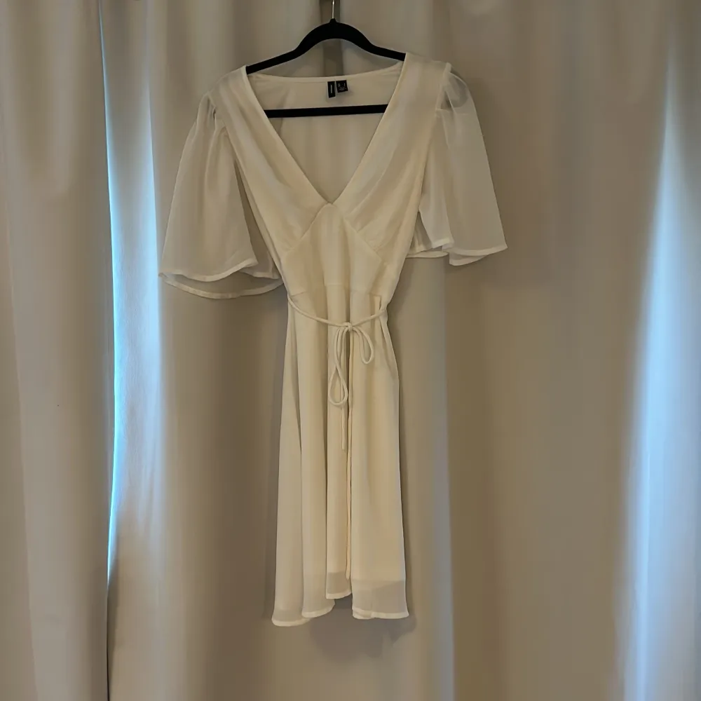 Vit klänning från vero moda i storlek s. Som ny . Mekot.