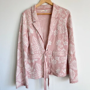 Stickad kofta - Söt stickad kofta med snörning och fickor. Storlek 4/XL enl O.M storleksguide. Bild visar hur stor den på mig, har xs. Rätt färg enl första o sista bilden. Använd få gånger och i fint skick. Erbjuder mängdrabatt🌻