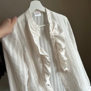 Blus - Jättefin blus köpt på vila. *är mer äggskalsfärgad än vit Storlek xs men är mer som S