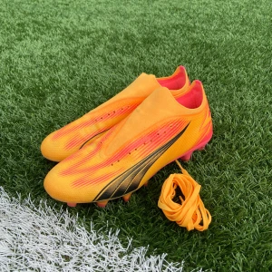 Puma fotbollsskor Ag/Fg - Skick: 9/10 ( är bara lite smutsiga) Köpare betalar frakt