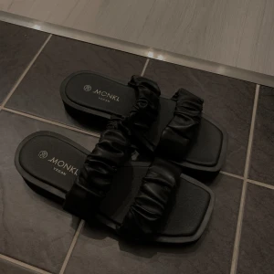 Svarta sandaler  - Knappt använda sandaler från Monki, kan mötas upp i Linköping
