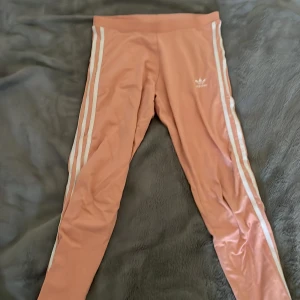 Adidas träningsbyxor  - Byxor i bra skick.