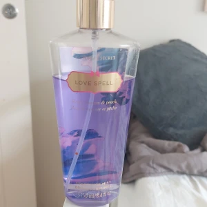 Victoria secret parfym - Victoria secret parfym med doften cherry och peach mer än hälften kvar.