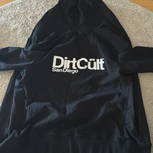 dirtcult zip hoodie 120kr - dirtcult zip hoodie som är knappt använd  storlek M  120kr
