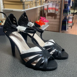 Svarta klackeskor - Finns i 38,39,40 Helt mua 