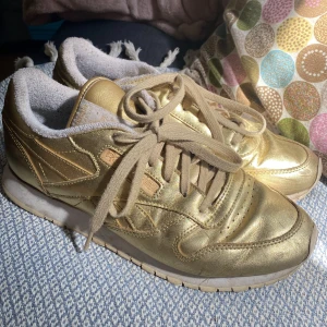 Guld Reebok  - Guldiga Converse från Reebok, använda o finns spår av användning men inget trasigt. 