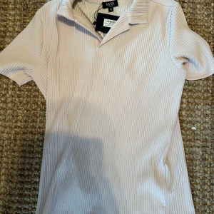 Vit randig t-shirt från boohooMAN - En vit randig pike skjorta från boohooMAN i storlek S. Den har korta ärmar och en krage.