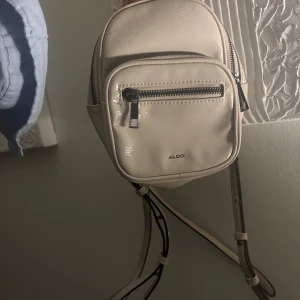 Mini väska - Gullig ljusrosa mini- ryggsäck från Aldo. Använd fåtal gånger.