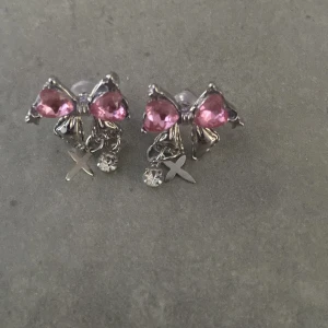  Örhängen  - Jättefina silver roset örhängen. Pris kan som vanligt diskuteras.💖