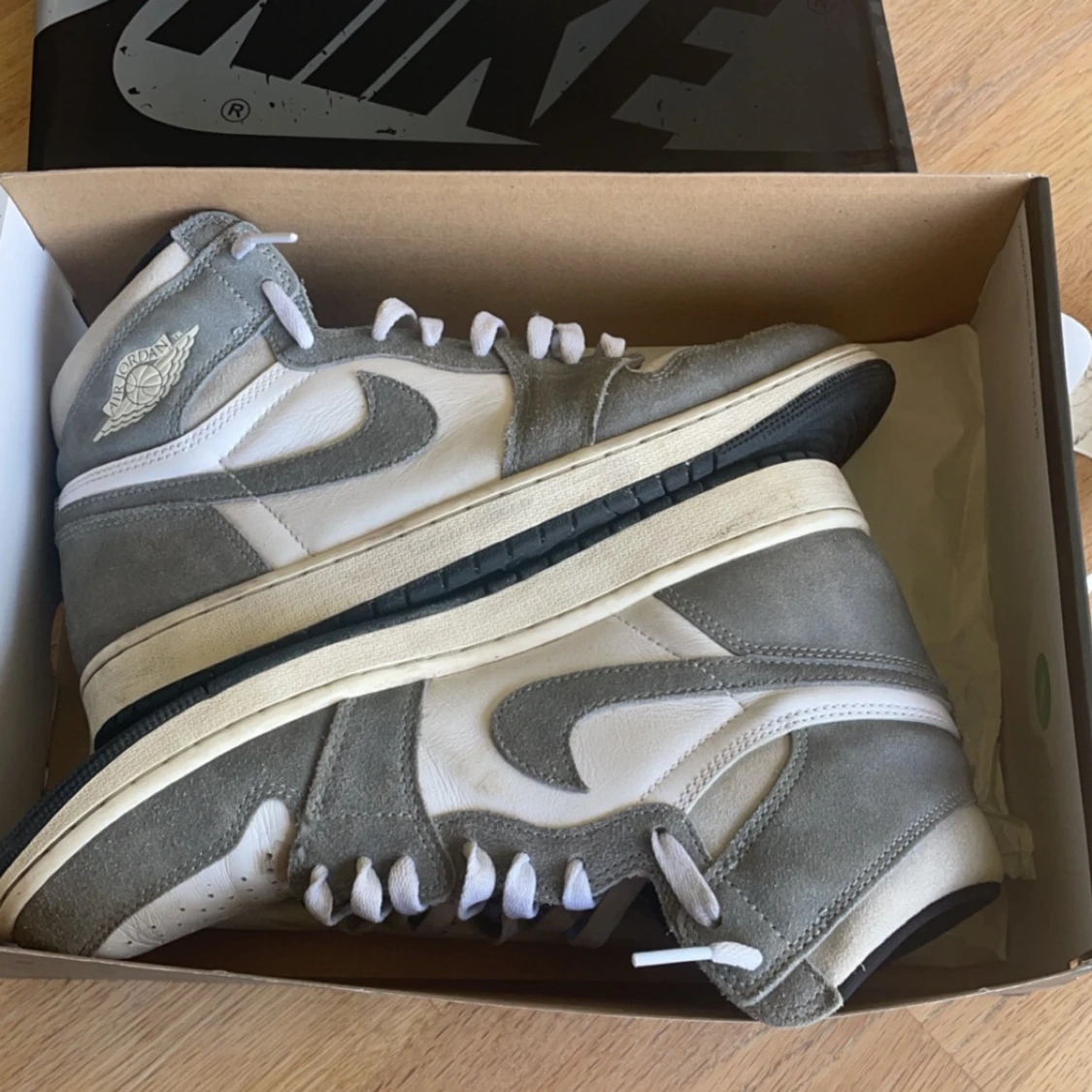 Säljer mina ( jordan 1 retro high ) till ett mycke bra pris. Skorna är köpta 2023 från soleplus. - 90