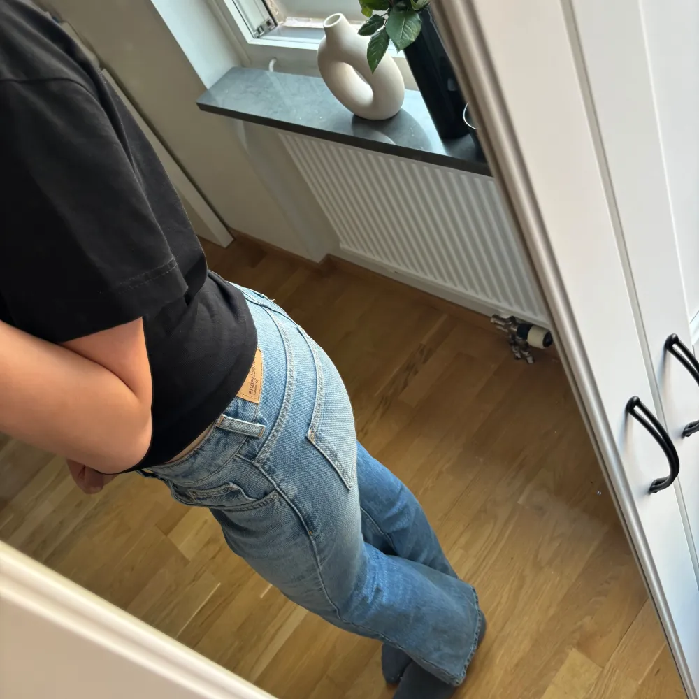 Jeans från Gina Tricot i storlek 36 köpta för 499kr. Säljer för att det inte riktigt är min stil längre! Kom privat för mått, jag är 169❤️. Jeans & Byxor.