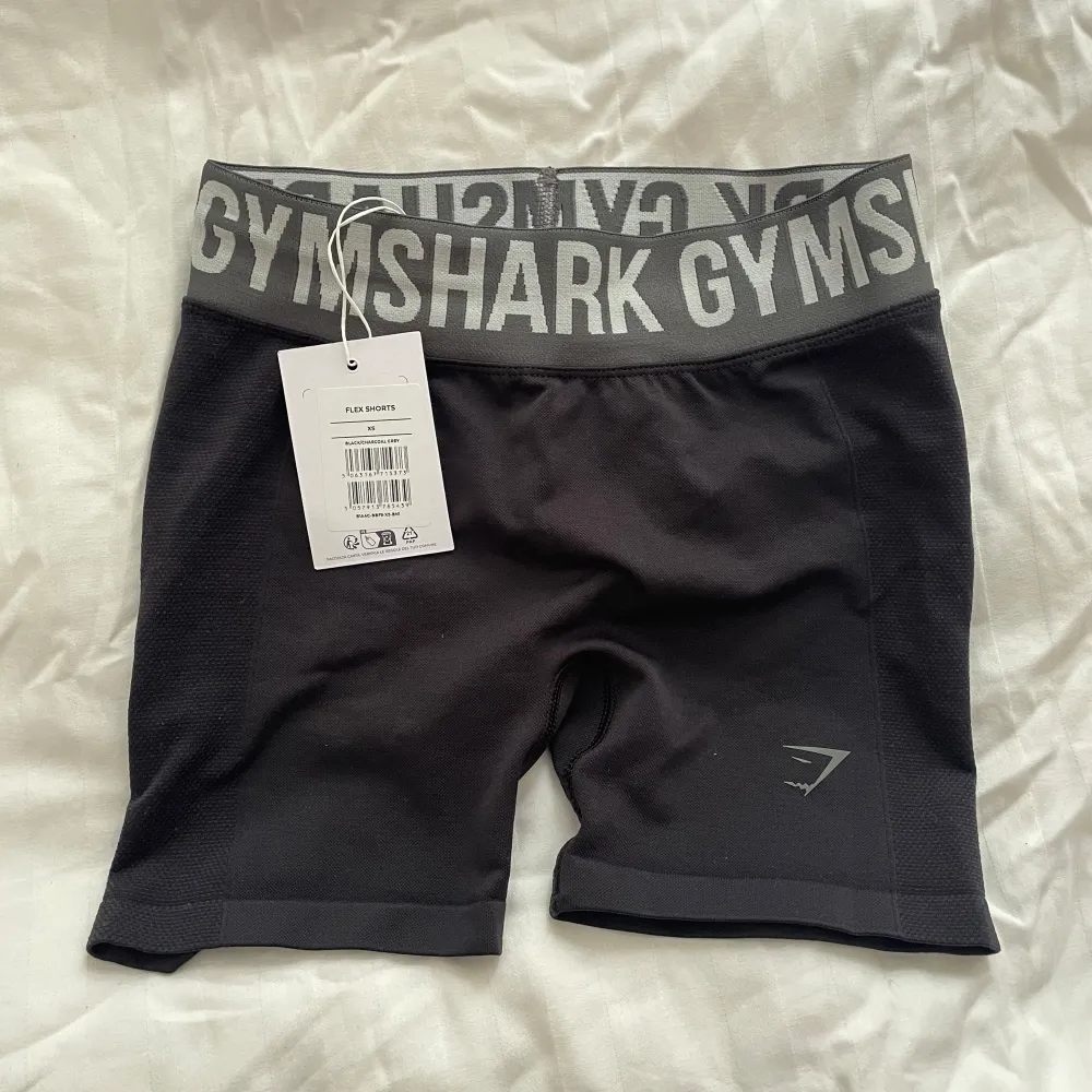 Träningsshorts från gymshark. Strl xs.  Aldrig använda, lappen sitter kvar. Säljer då det var lite för små för mig.. Sportswear.