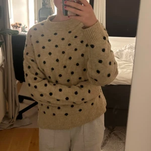 Tjock tröja  - Jätte fin prickig tröja som använts enstakade gånger💕☺️