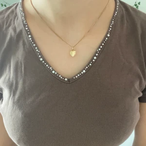 t shirt  - Jättegullig brun t shirt med rhinestones 🫶🏻 bra skick