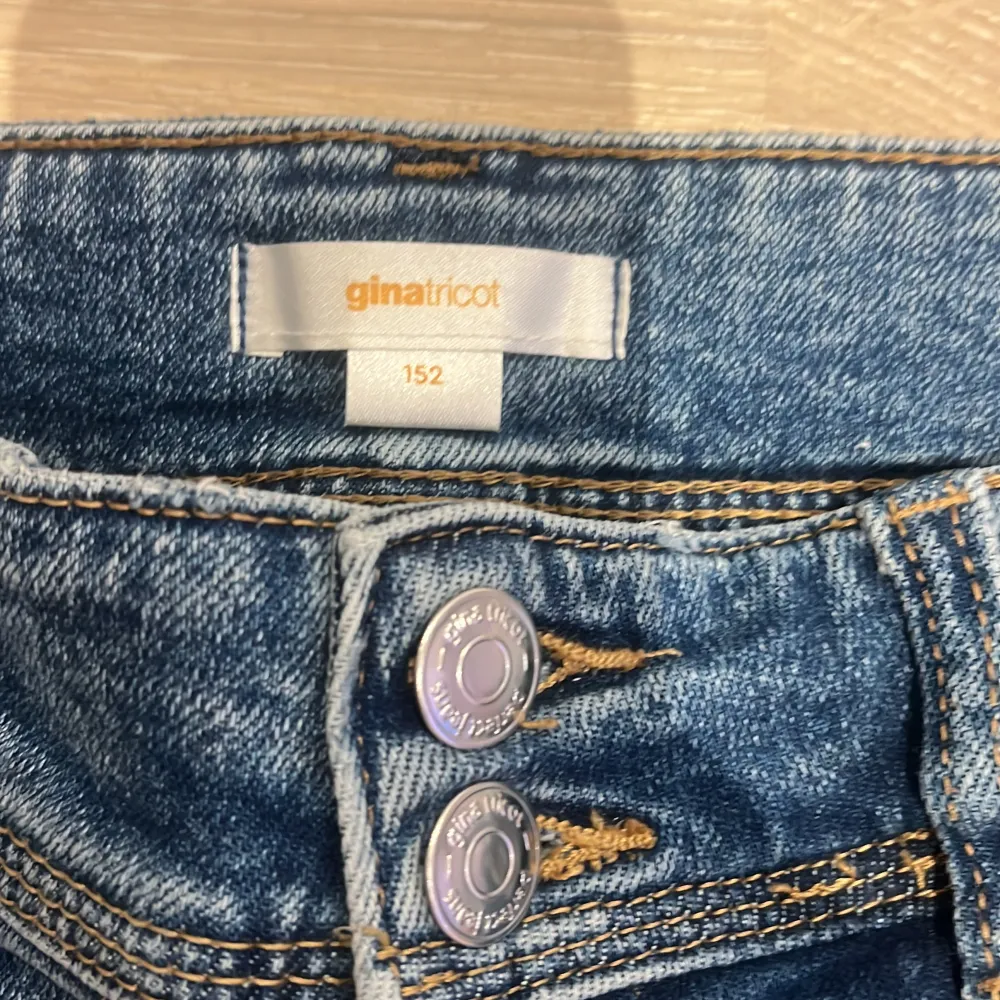 Jeans men två knappar där fram och fickor med knappar där bak. Sällan använda. Inga defekter . Jeans & Byxor.