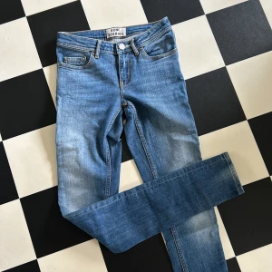 Jeans från Acne strl 24/32 i fint skick  - Jeans från Acne strl 24/32 i fint skick  ”Low vintage”