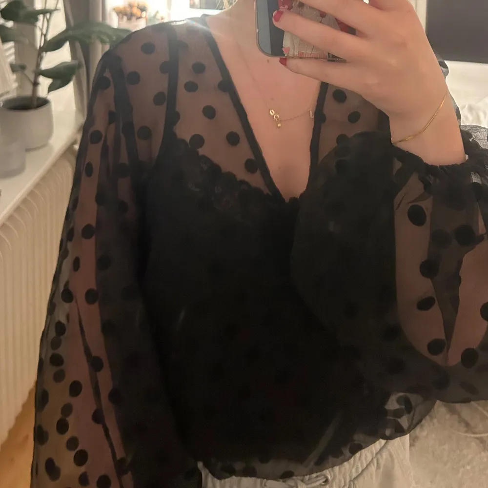 Fin fest blus som är genomskinlig men är jätte fin att ha en bh eller linne som jag har på andra och tredje bild. . Puserot.