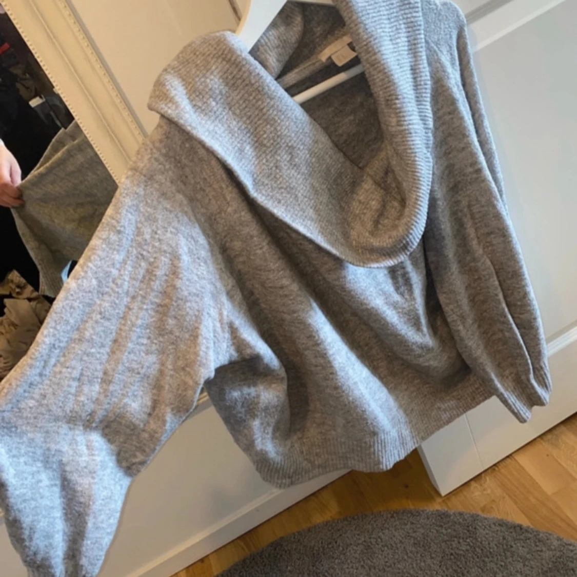 Grå stickad tröja med stor krage - 90