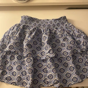 Blå kjol  - Helt oanvänd 😊. Storlek: 158/164. Köpt på Gina tricot för 299 kr säljer för 150 kr. Jätte fin kjol och bra skick men var för stor 🤍