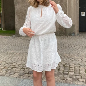 Vit klänning - Jätte fin vit långärmad klänning som kan användas till konfirmation eller student❤️ Den har bara används en gång och det var under min konfirmation😊