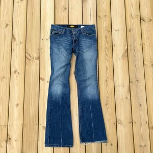 Low waist bootcut blå jeans💙 - Så snygga jeans! Säljer pga för små för mig. Midjemått 37, innerbenslängd 85. 