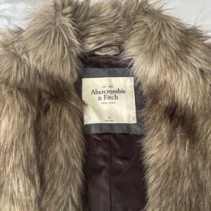 Abercrombie & Fitch Pälsväst - så snygg och cool jacka perfekt till hösten! äkta vintage abercrombie & fitch