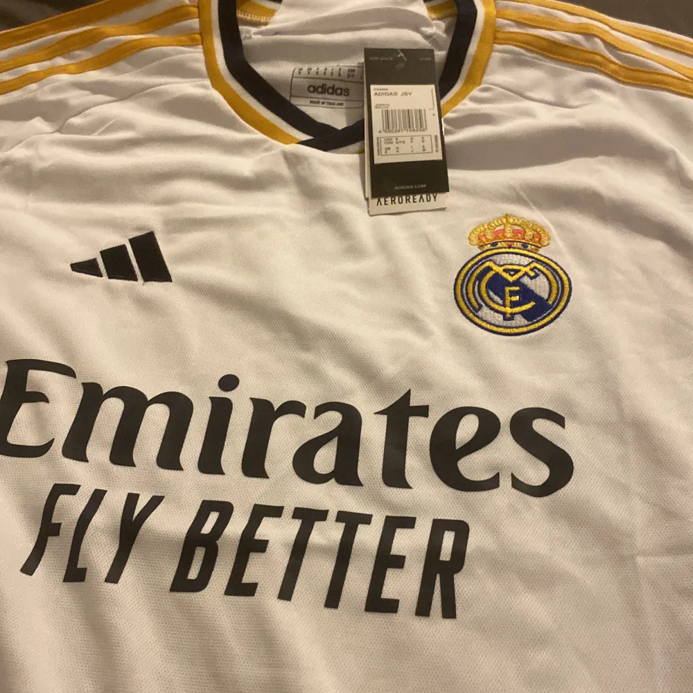 Säljer en helt ny realmadrid fotbollströja. Skit snygg helt ny.. T-shirts.