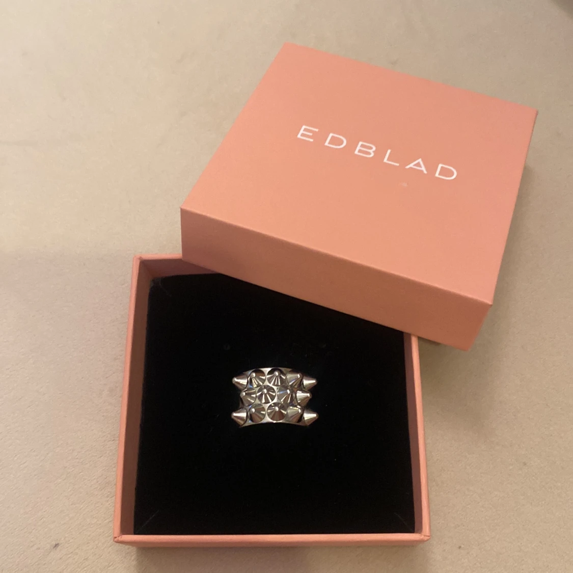 Edblad ring med nitar - 90