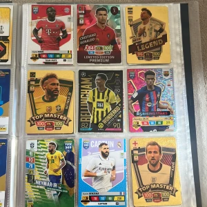 Fotbollskort  - Jag hjälper min son att sälja sina kort. Det rör sig om ca 1000 kort men tar med några på bild. Fråga gärna efter pris på de kort ni önskar köpa. 