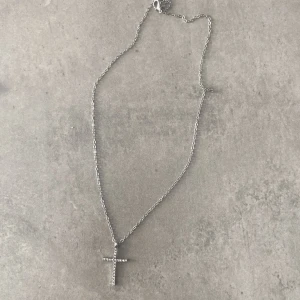 Silver diamant kors - Jättefint kors. Alla dialekter sitter kvar. Pris kan som vanligt diskuteras. Buda bara så svarar jag så snabbt som möjligt.💖