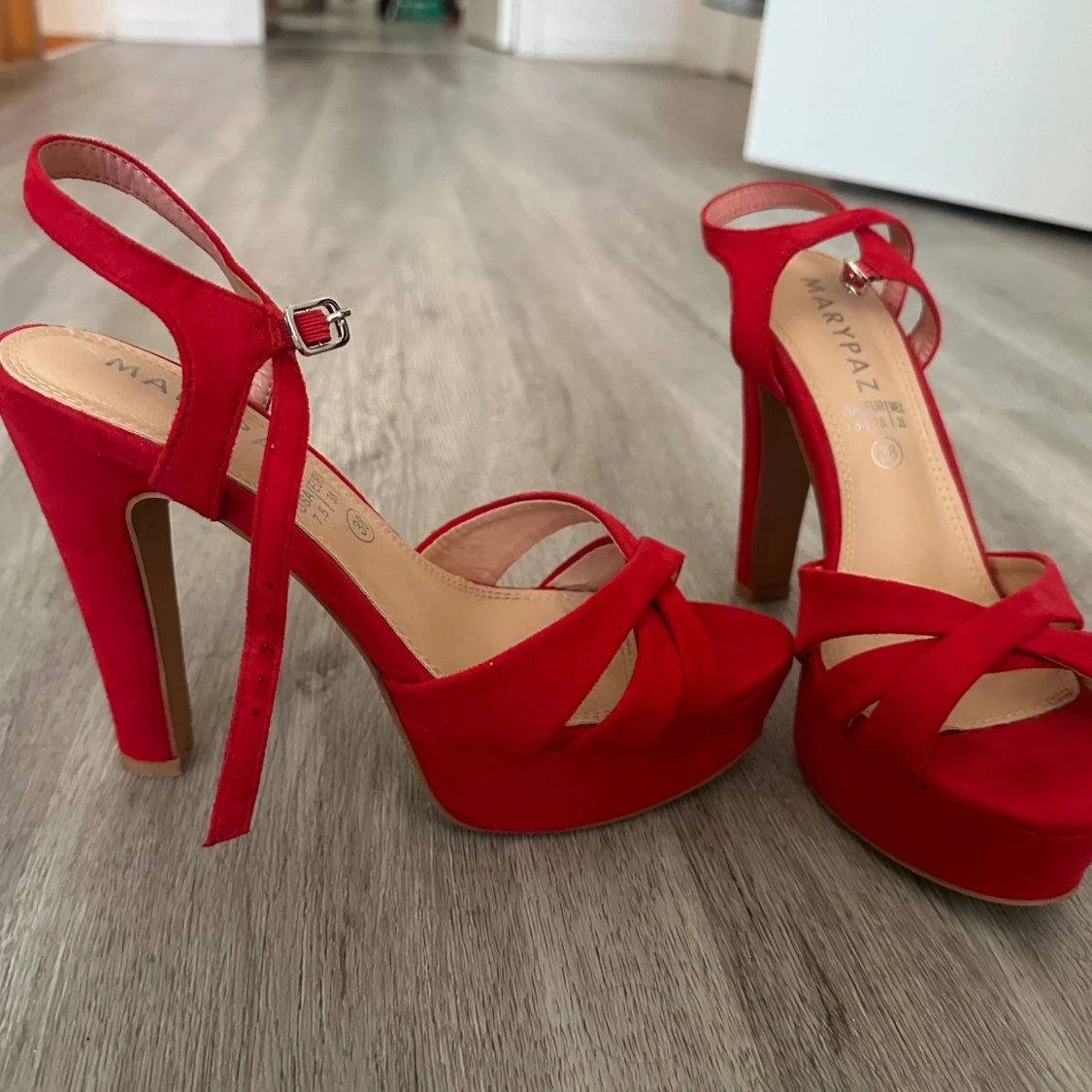 Röda klackskor  - 90