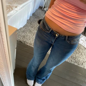 Lågmidjade bootcut jeans - Blåa lågmidjade bootcut jeans ifrån veromoda💞💞 längden är 32, knappt använda 